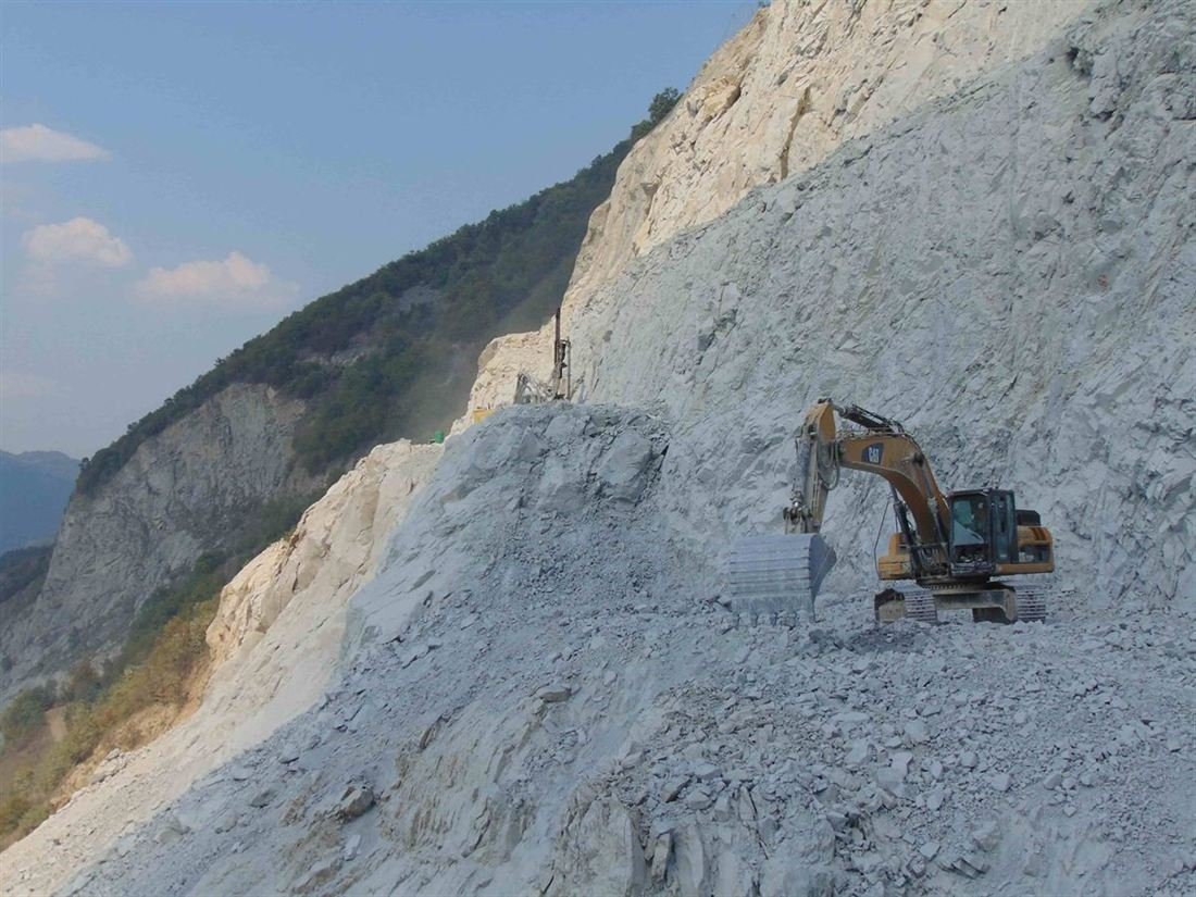 Bušačka garnitura i mehanizacija na kamenolomu