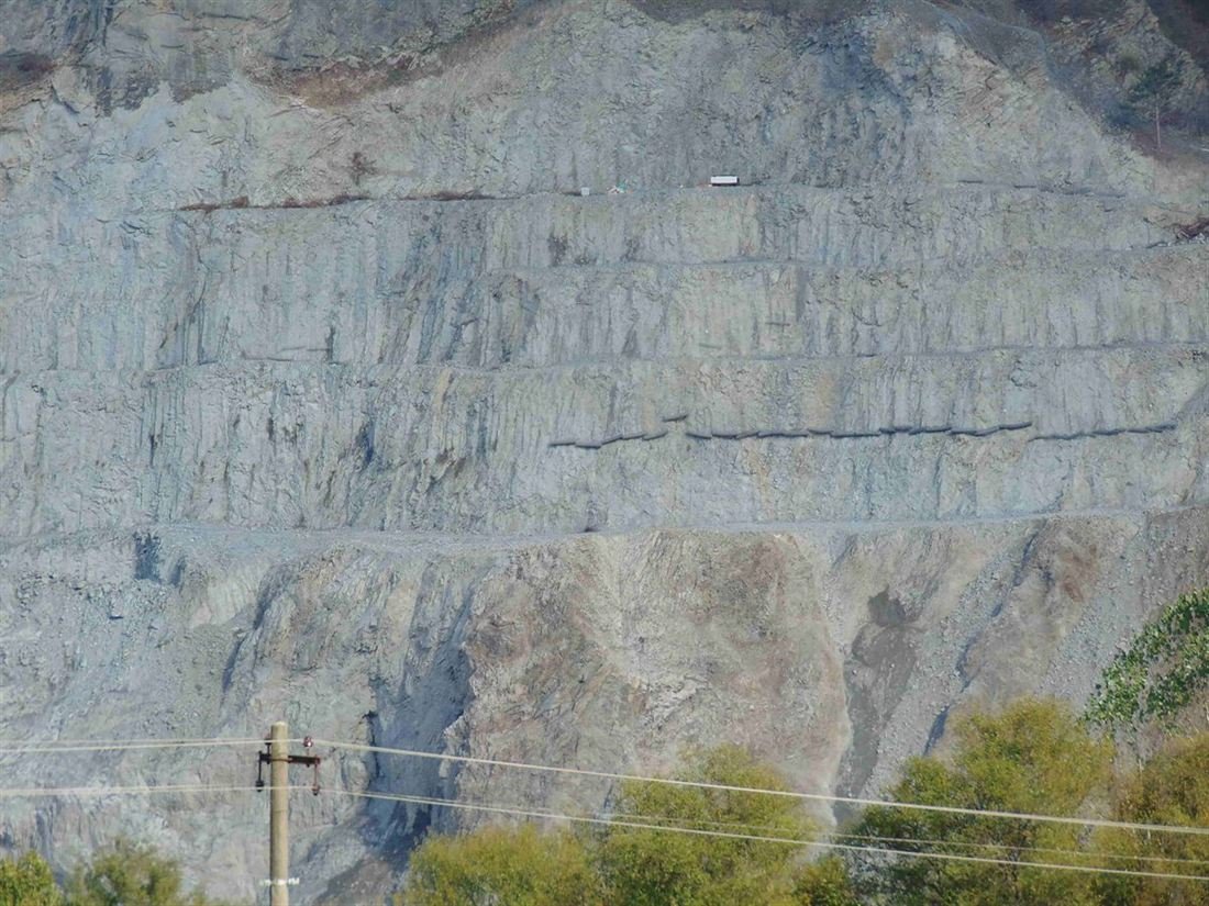 Formirane etaže na steni nakon sanacije terena