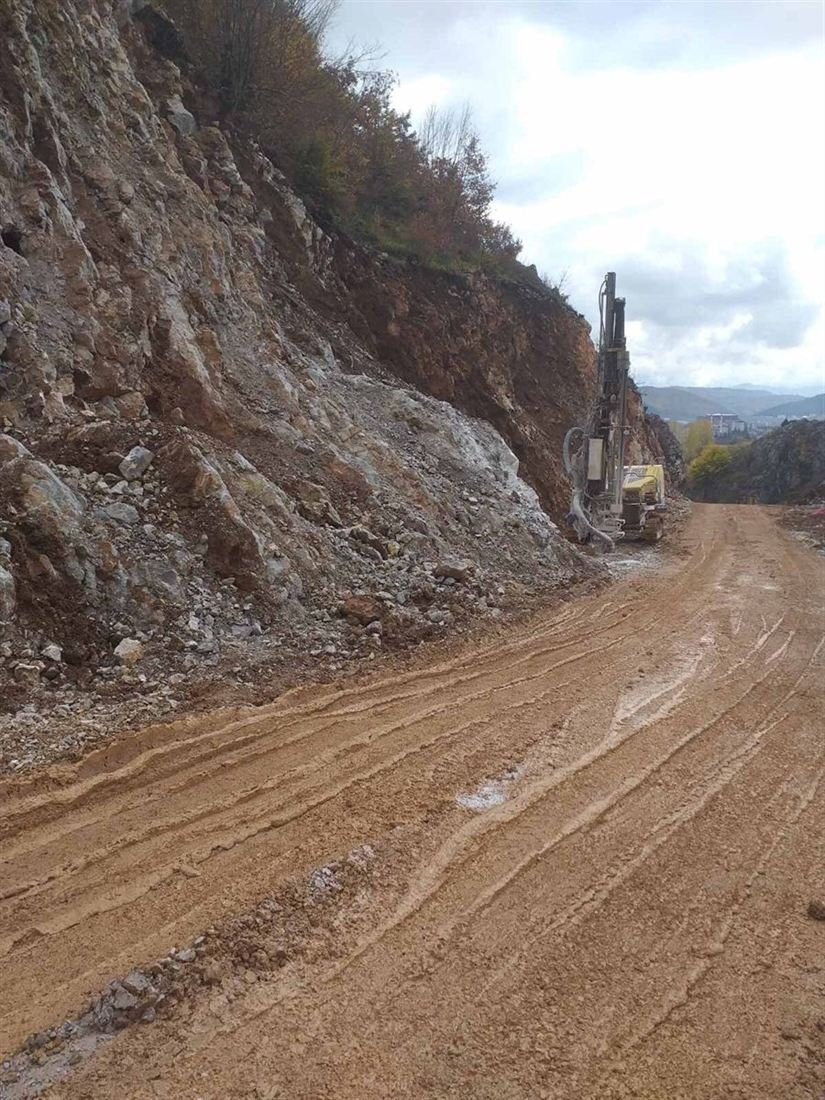 Bušačka garnitura pri proširenju trase puta u steni