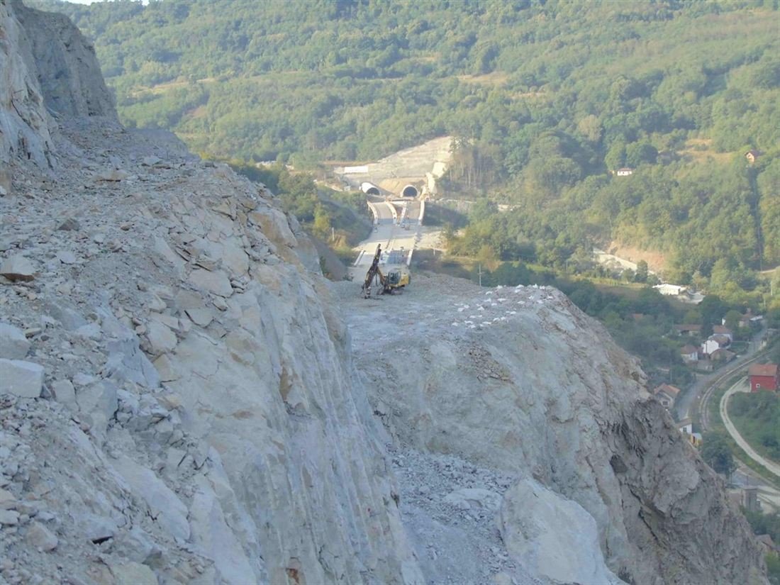 Bušenje u steni iznad trase puta sa tunelima